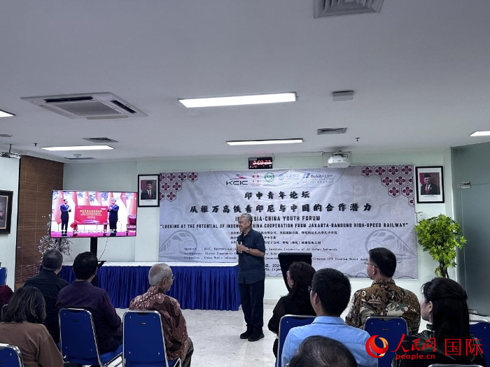 韓高路為與會(huì)嘉賓放映中印尼元首為雅萬(wàn)高鐵正式開通運(yùn)營(yíng)揭幕的場(chǎng)景。人民網(wǎng)記者 曹師韻攝