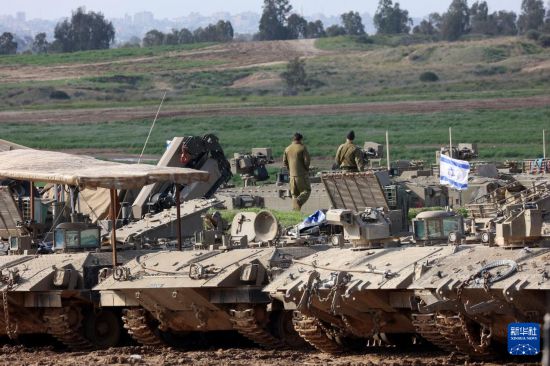 這是1月24日拍攝的加沙邊境以色列一側(cè)的以軍部隊。新華社發(fā)（吉爾·科恩·馬根攝）