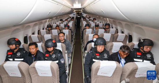 1月30日，白所成、白應蒼、魏懷仁、劉正祥、劉正茂、徐老發(fā)等10名緬北重大犯罪嫌疑人在被押解回國的飛機上。新華社記者 殷剛 攝