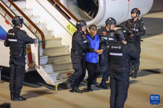 1月30日，在云南昆明長水機場，緬北重大犯罪嫌疑人白所成被我公安機關成功押解回國。新華社記者 殷剛 攝
