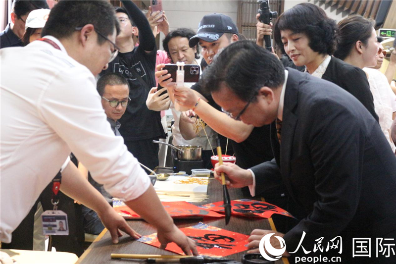 中國駐菲律賓大使黃溪連出席活動并與留菲學子共迎新春。人民網記者樊帆 攝