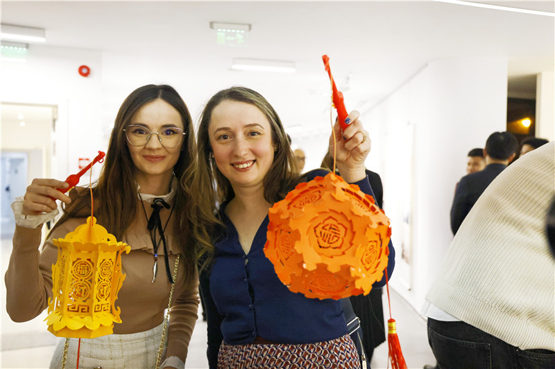 羅馬尼亞觀眾對(duì)泉州花燈愛(ài)不釋手。 布加勒斯特中國(guó)文化中心供圖