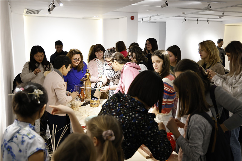 羅馬尼亞觀眾體驗(yàn)安溪竹藤編技藝。 布加勒斯特中國(guó)文化中心供圖