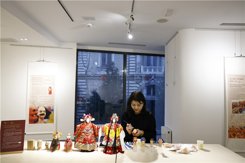 中國(guó)泉州的非遺大師制作江加走木偶頭雕刻。 布加勒斯特中國(guó)文化中心供圖_副本