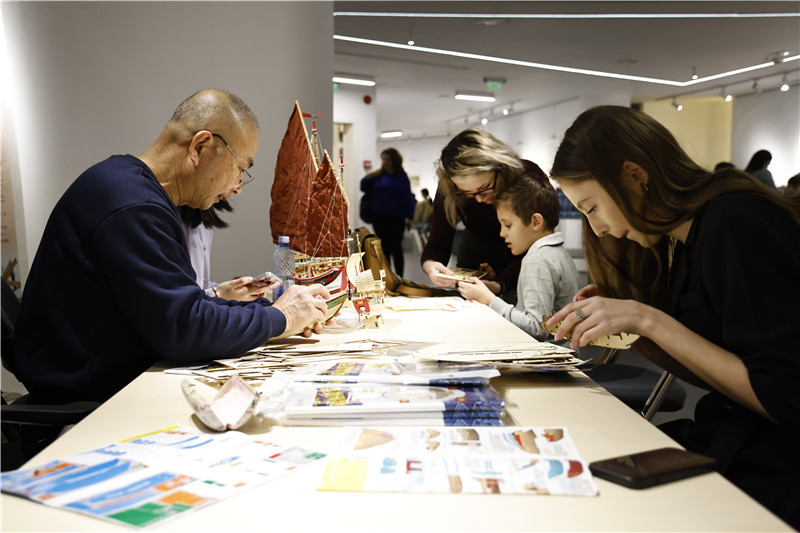 中國(guó)泉州非遺大師現(xiàn)場(chǎng)指導(dǎo)制作水密隔艙福船制造技藝。 布加勒斯特中國(guó)文化中心供圖