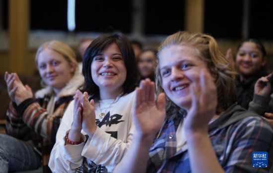 1月30日，在美國華盛頓州塔科馬市林肯中學(xué)，將于3月啟程赴華交流的林肯中學(xué)12年級學(xué)生蒙特塞拉特·羅梅羅-羅查（中）參加美國中學(xué)生赴華交流歡送儀式。新華社記者 吳曉凌 攝