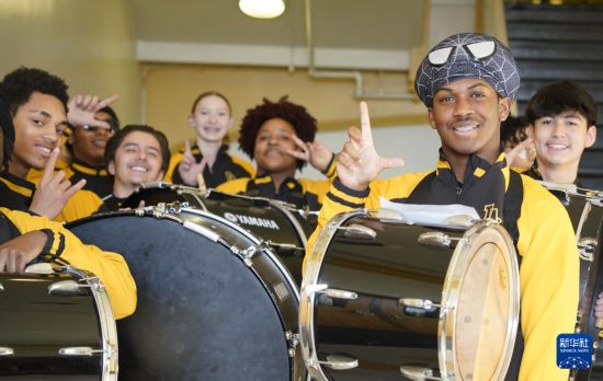 1月30日，在美國華盛頓州塔科馬市林肯中學(xué)，學(xué)校鼓樂隊(duì)準(zhǔn)備在美國中學(xué)生赴華交流歡送儀式上表演。新華社記者 吳曉凌 攝