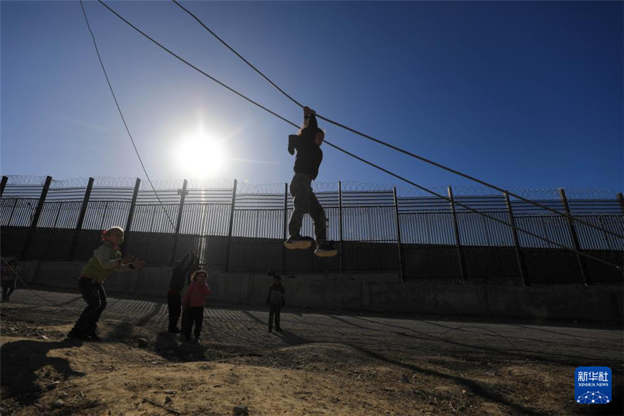 1月31日，在加沙地帶南部城市拉法同埃及邊境地區(qū)，巴勒斯坦兒童在玩耍。新華社發(fā)（亞西爾·庫迪攝）