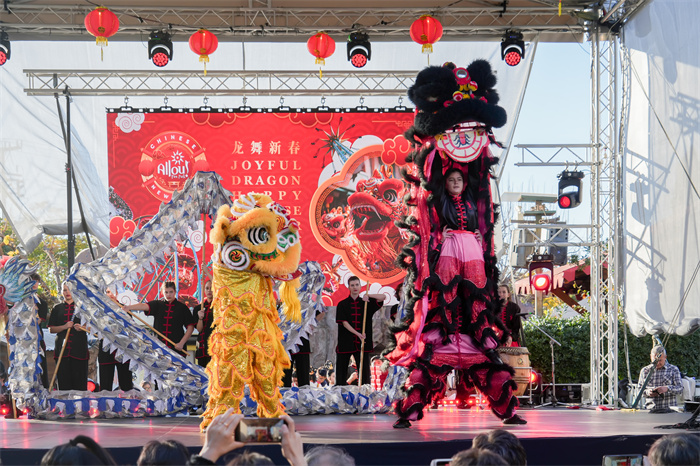 中國駐希臘大使館大使肖軍正與希方嘉賓為舞龍點(diǎn)睛。     希臘小朋友進(jìn)行舞龍舞獅表演?！吨邢r(shí)報(bào)》供圖