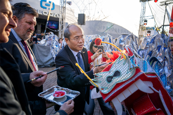 中國駐希臘大使館大使肖軍正與希方嘉賓為舞龍點(diǎn)睛。《中希時(shí)報(bào)》供圖