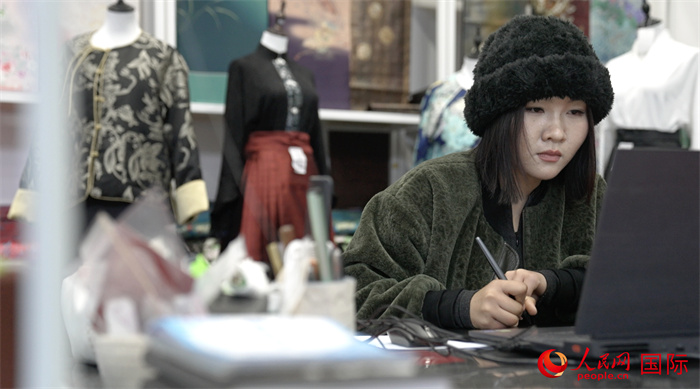 1月23日，在山東省菏澤市曹縣有愛云倉直播基地，張子晨正在設(shè)計(jì)漢服。 人民網(wǎng)記者 袁蒙攝