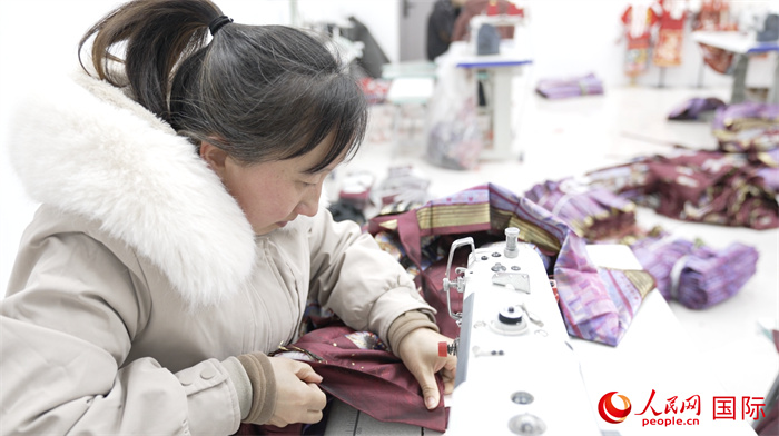 1月24日，在山東省菏澤市曹縣大集鎮(zhèn)云牧服飾有限公司，高燕正在縫制馬面裙。 人民網(wǎng)記者 袁蒙攝