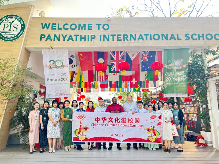 駐老撾使館政治處主任杜長青與白云碧國際學(xué)校校方、參會志愿者教師合影?；顒又鬓k方供圖