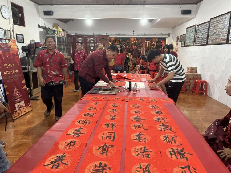 茍皓東為華人朋友現(xiàn)場寫春聯(lián)送福字。巴陵康孔子學(xué)院供圖