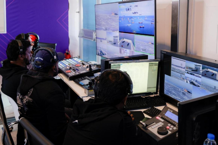 工作人員在監(jiān)控比賽。主辦方供圖