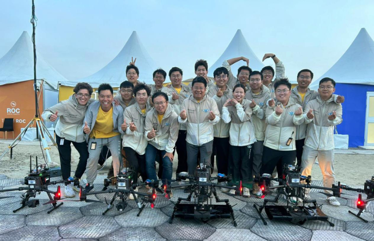 飛鷹隊部分隊員在賽后合影。北京理工大學供圖