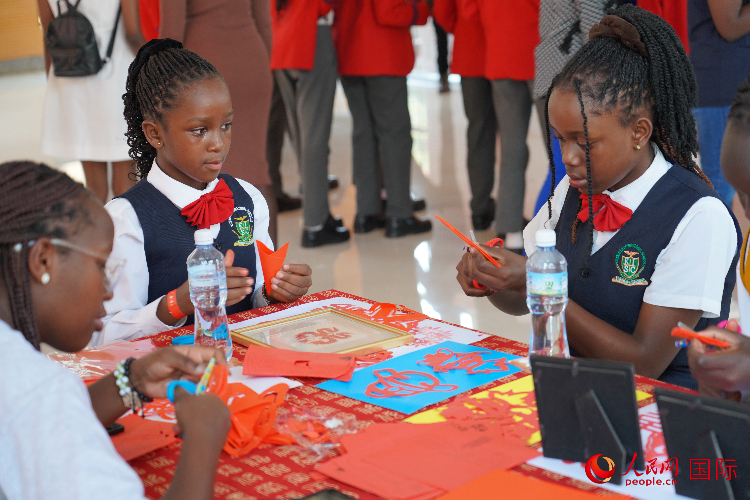 學(xué)生在體驗(yàn)剪窗花。人民網(wǎng)記者 黃煒鑫攝