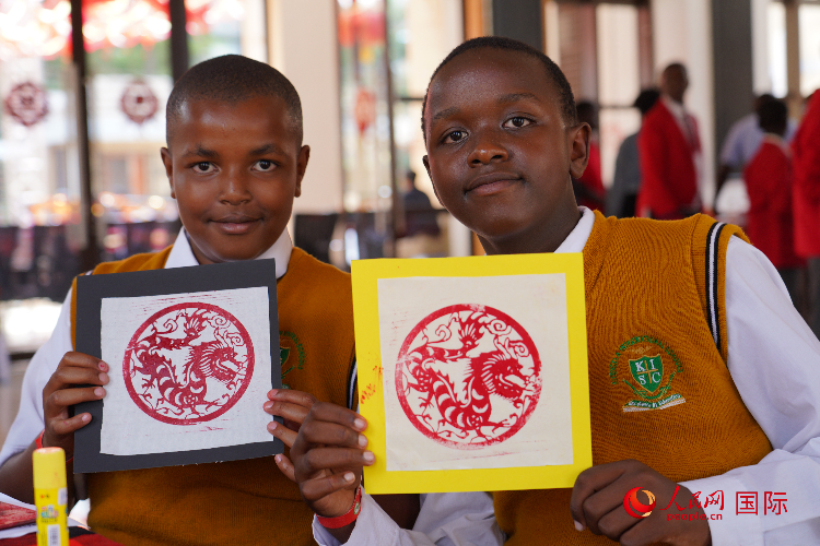 學(xué)生展示拓印作品。人民網(wǎng)記者 黃煒鑫攝