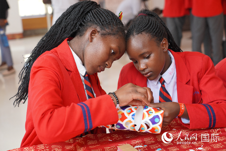 學(xué)生在手工制作紙龍。人民網(wǎng)記者 黃煒鑫攝