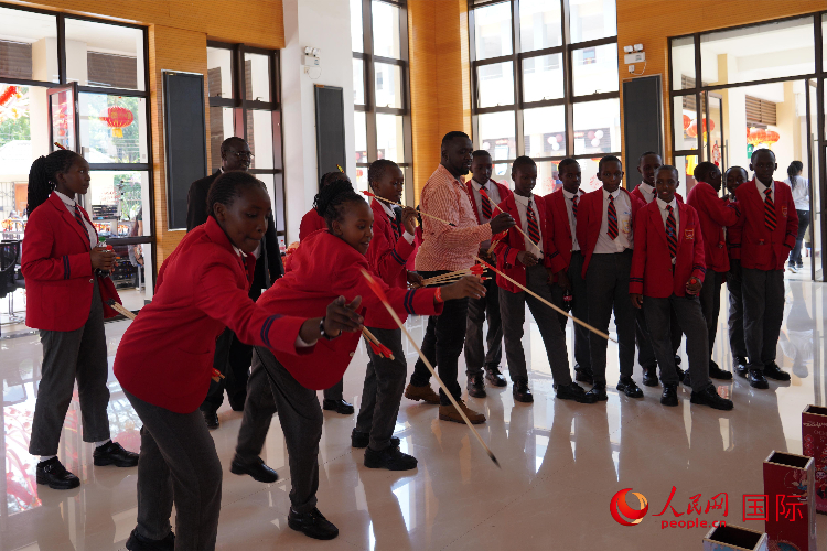 師生在體驗(yàn)投壺游戲。人民網(wǎng)記者 黃煒鑫攝