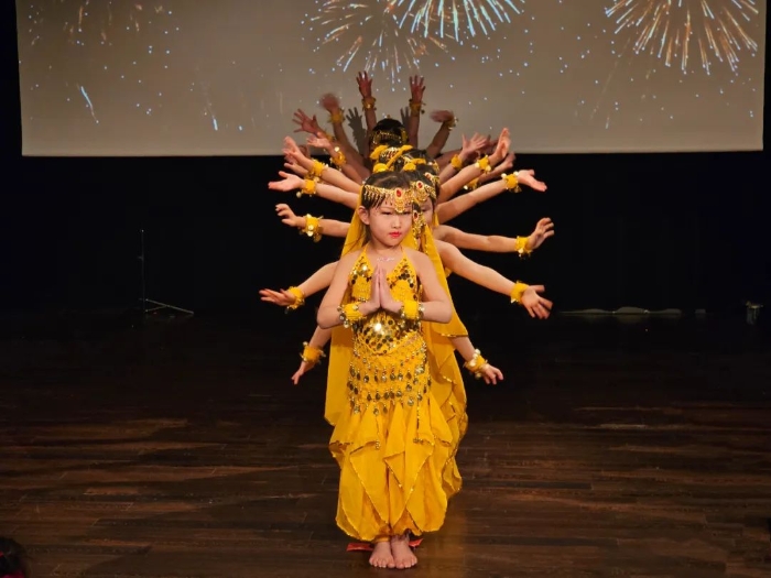 舞蹈《千手觀音》。中國(guó)駐瑞典大使館供圖。