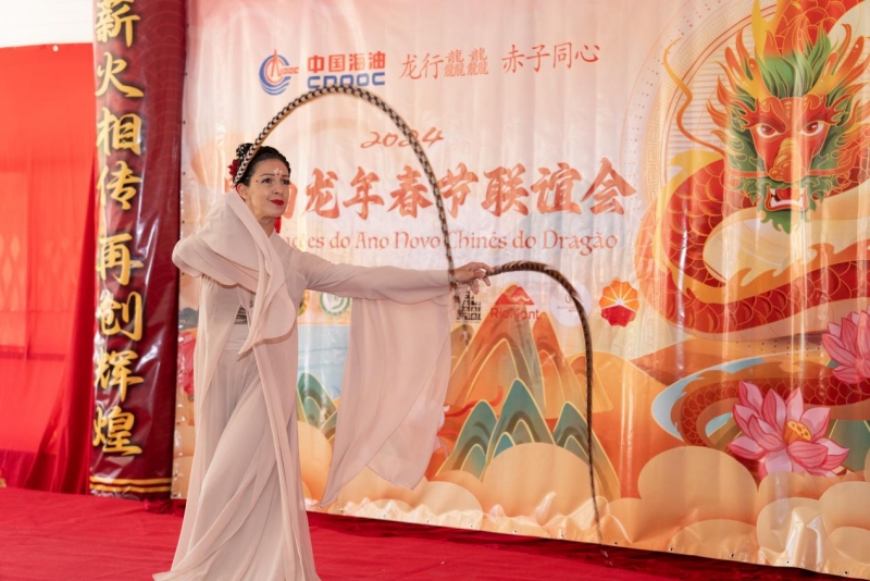 巴西藝術(shù)家表演中國舞。里約天主教大學(xué)孔子學(xué)院供圖