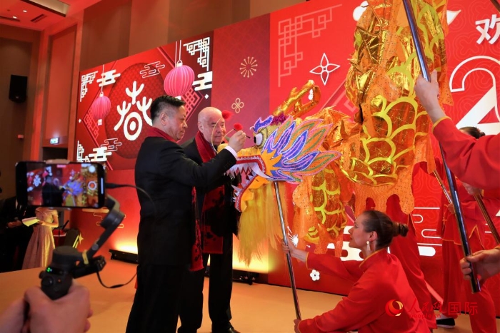 張漢暉（左）、施威特科（右）共同為彩龍點(diǎn)睛。于子恒攝