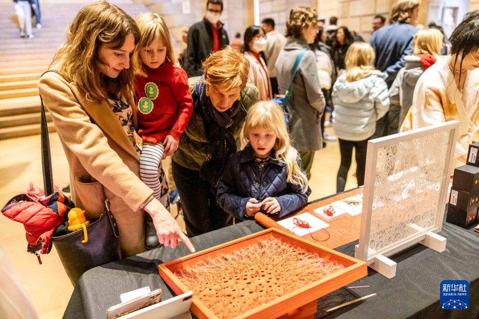 2月11日，參觀者在美國(guó)費(fèi)城藝術(shù)博物館舉行的龍年迎新春活動(dòng)上觀看刺繡作品。新華社發(fā)（周煥新攝）
