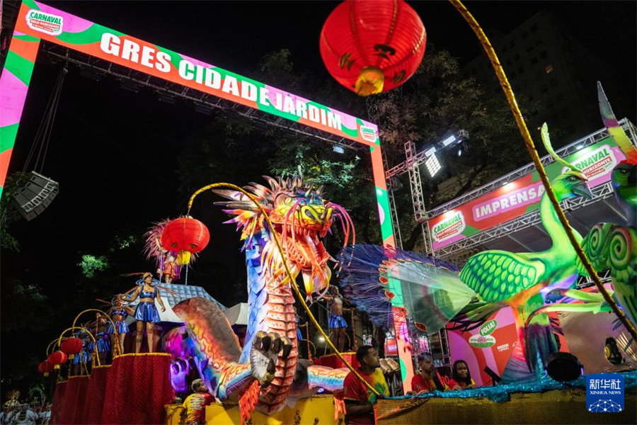 這是2月14日凌晨在巴西貝洛奧里藏特拍攝的“城市花園”舞校的花車。新華社記者 王天聰攝