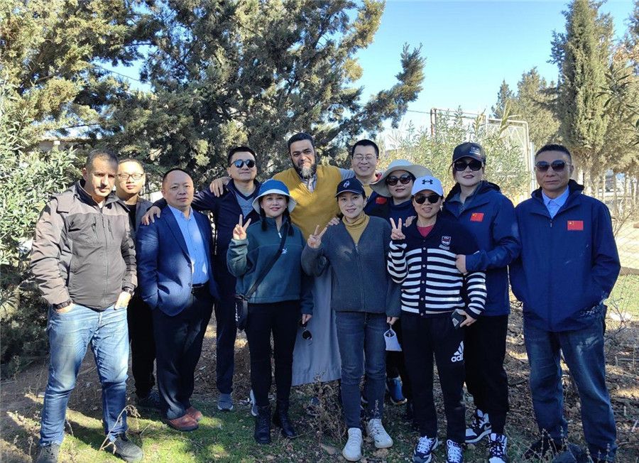 中國醫(yī)生們與穆罕默德一家人合影留念。中國第28批援阿爾及利亞醫(yī)療隊塞地夫分隊供圖