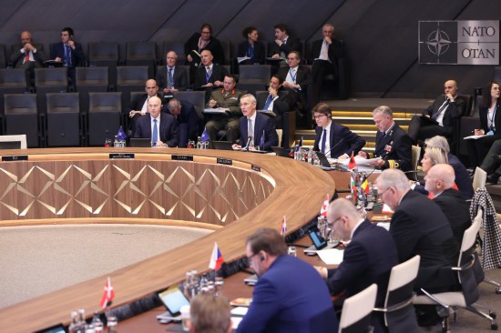 這是2月15日在比利時布魯塞爾拍攝的北約防長會現(xiàn)場。為期一天的北約成員國國防部長會議15日在比利時首都布魯塞爾結束。會議就加強北約的威懾和防御以及對烏克蘭的支持等問題展開討論。新華社記者趙丁喆攝