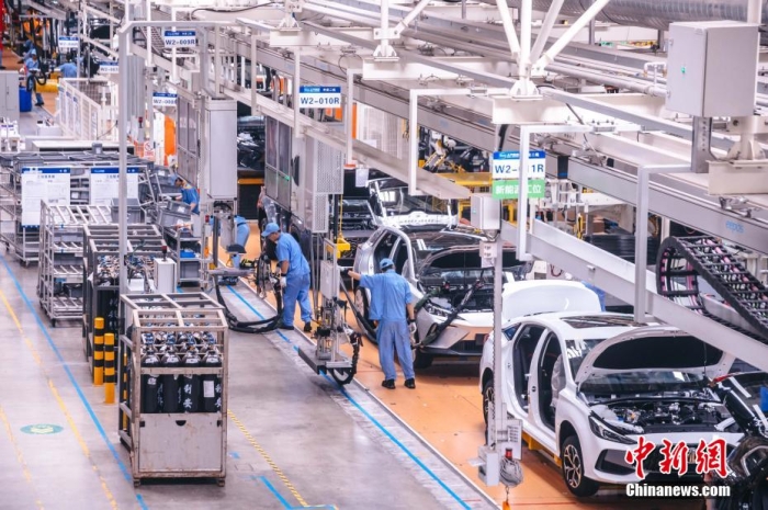 資料圖：工人在新能源汽車生產線上作業(yè)。李南軒 攝