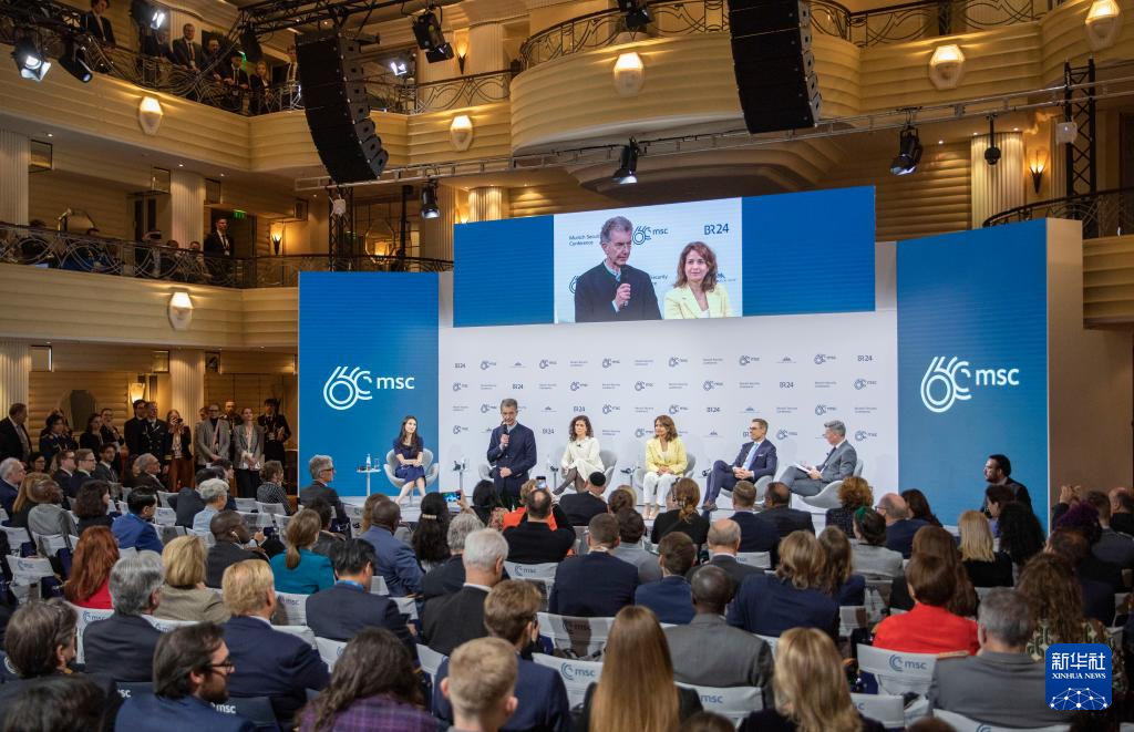 2月18日，慕安會(huì)主席克里斯托夫·霍伊斯根（中左二）在德國慕尼黑舉行的第60屆慕尼黑安全會(huì)議上發(fā)表閉幕致辭。新華社記者 張帆 攝