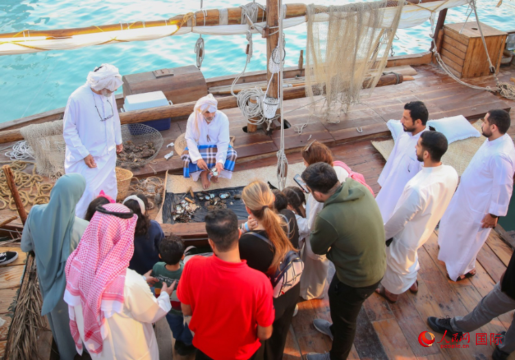 游客了解采珠工作。人民網(wǎng) 塔里克·易卜拉欣攝