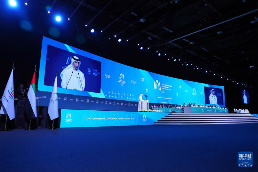 2月26日，在阿聯(lián)酋首都阿布扎比，阿聯(lián)酋外貿(mào)國務部長、世貿(mào)組織第13屆部長級會議主席薩尼·澤尤迪在世界貿(mào)易組織第13屆部長級會議開幕式上致辭。新華社發(fā)（世界貿(mào)易組織供圖）