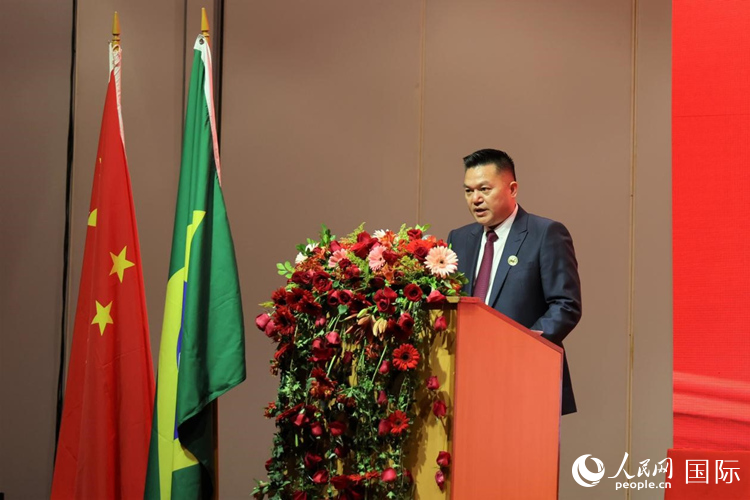 巴西和統(tǒng)會(huì)新任會(huì)長(zhǎng)張小春發(fā)表就職演講。人民網(wǎng)記者 時(shí)元皓攝