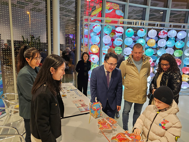 匈牙利小朋友猜燈謎。翟朝暉攝