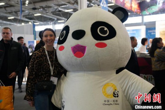 3月5日，2024年柏林國際旅游交易會(ITB)在柏林會展中心拉開帷幕。以“你好！中國”為主題的中國展區(qū)當日亮相展會。圖為觀眾與大熊貓人偶合影。中新社記者 馬秀秀 攝