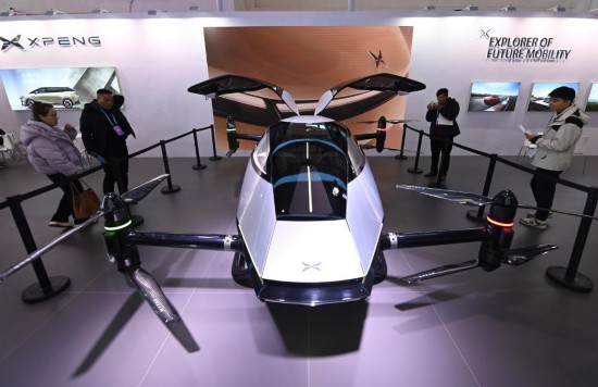 2023年12月1日，在鏈博會(huì)智能汽車鏈展區(qū)小鵬汽車展臺(tái)，參觀者觀看一臺(tái)智能飛行器。新華社記者蔡湘鑫攝