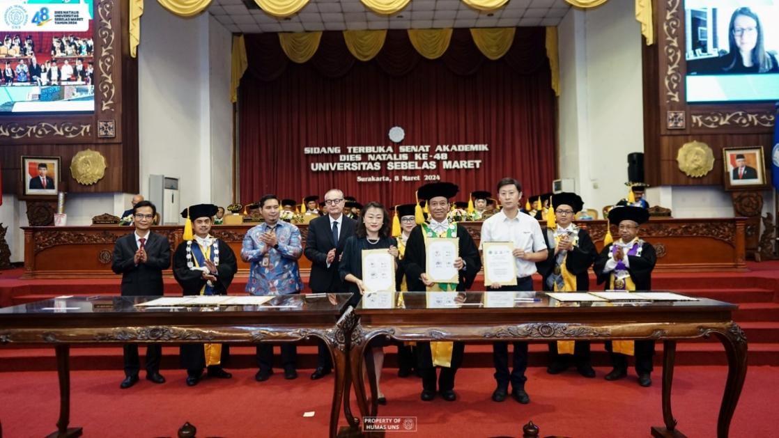 西華大學(xué)、三一一大學(xué)、印尼鋰源新材料有限公司、四川鋰源新能源有限公司四方共同簽署國際合作協(xié)議。印尼三一一大學(xué)孔子學(xué)院供圖