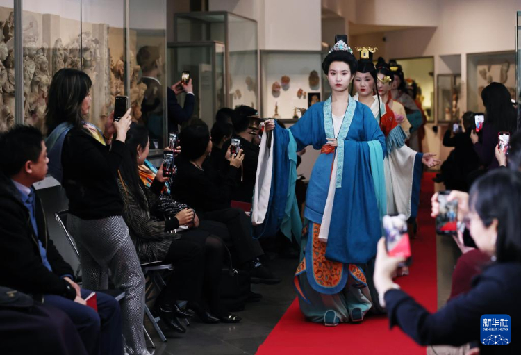 3月13日，在位于法國巴黎的吉美國立亞洲藝術(shù)博物館，模特展示敦煌復(fù)原服飾。新華社記者 高靜 攝