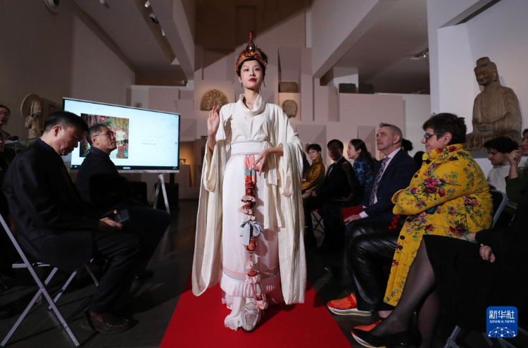 3月13日，在位于法國巴黎的吉美國立亞洲藝術(shù)博物館，模特展示敦煌復(fù)原服飾。新華社記者 高靜 攝