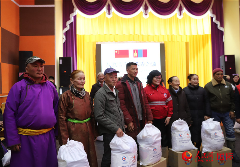 3月18日，向受災(zāi)牧民分發(fā)中方賑災(zāi)物資現(xiàn)場。人民網(wǎng)記者 霍文攝