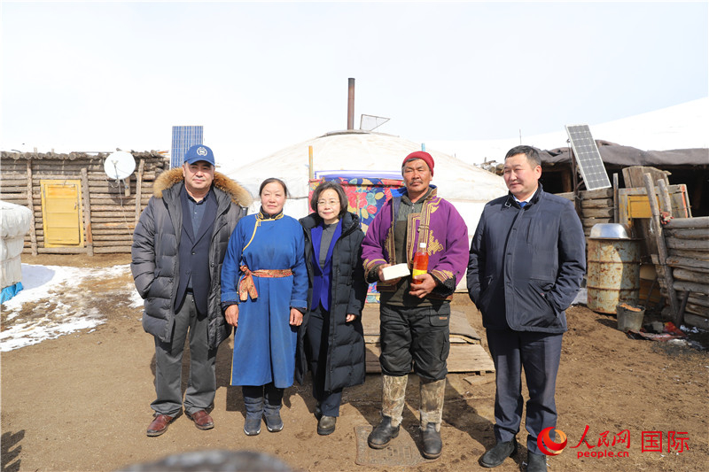 5.3月18日，沈大使與牧民及縣領(lǐng)導(dǎo)合影。人民網(wǎng)記者 霍文攝
