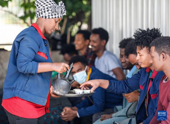 2024年2月16日，在埃塞俄比亞杜凱姆市的東方工業(yè)園，工人在工作間隙休息。 新華社記者 李亞輝 攝