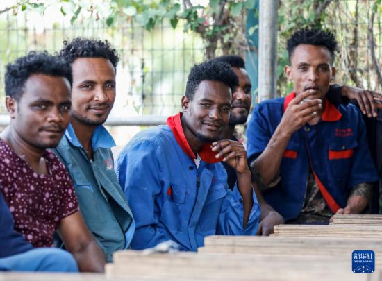 2024年2月16日，在埃塞俄比亞杜凱姆市的東方工業(yè)園，工人在工作間隙休息。 新華社記者 李亞輝 攝