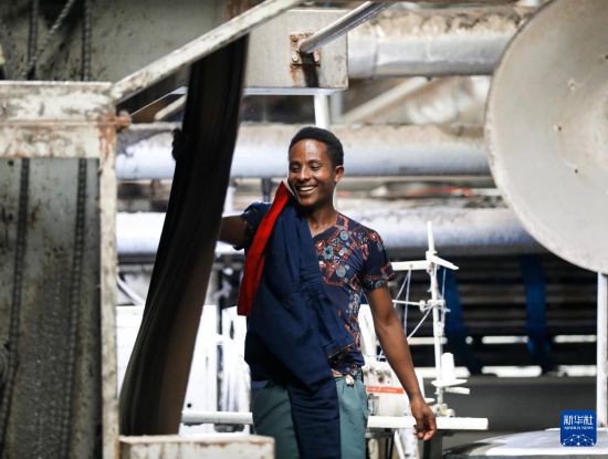 2024年2月16日，在埃塞俄比亞杜凱姆市的東方工業(yè)園，工人在東方紡織印染有限公司的車間內(nèi)工作。 新華社記者 李亞輝 攝