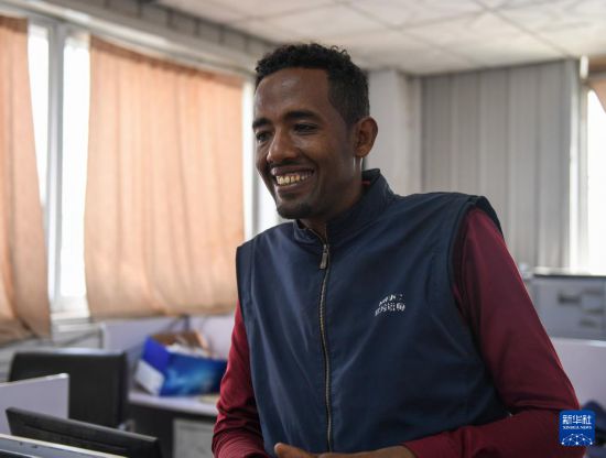 2024年2月16日，在埃塞俄比亞杜凱姆市的東方工業(yè)園，東方紡織印染有限公司經(jīng)理格圖·克貝貝接受新華社記者采訪。 新華社記者 李亞輝 攝