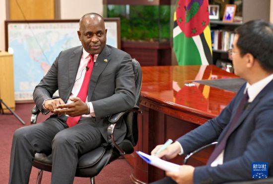 3月4日，多米尼克總理斯凱里特在首都羅索接受新華社記者專訪。新華社記者 趙凱 攝