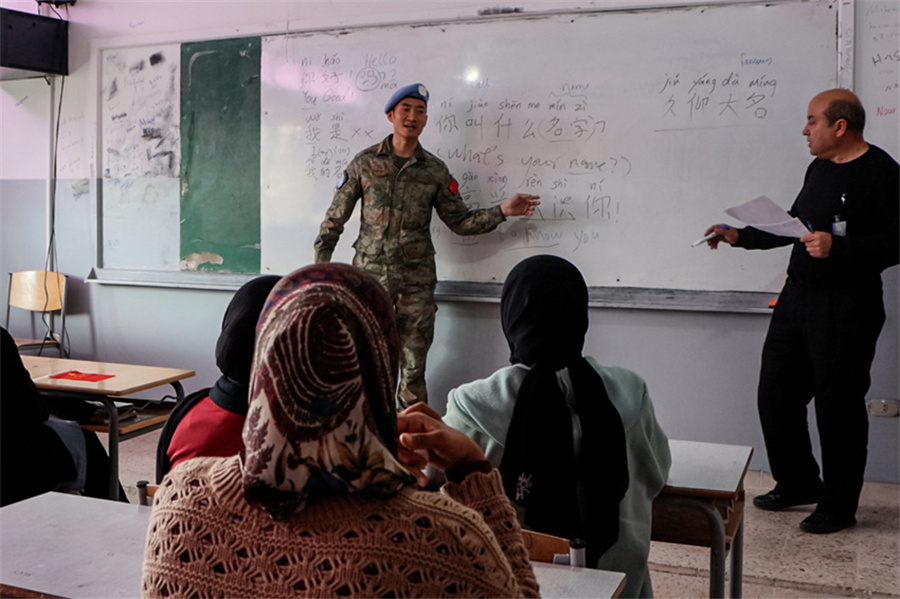 漢語(yǔ)班授課現(xiàn)場(chǎng)。瞿發(fā)統(tǒng)攝